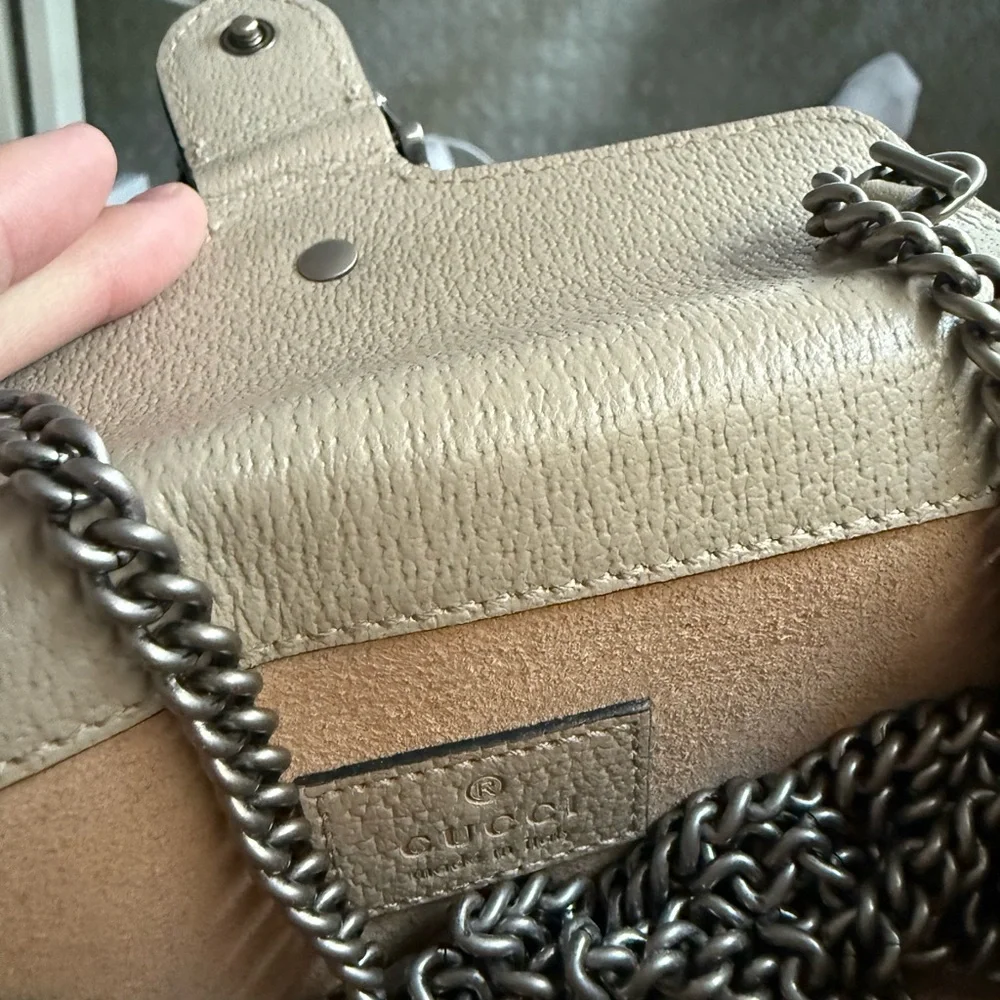 Gucci Cream and Brown Clutch with Iconic Design - Picture 4 of 5